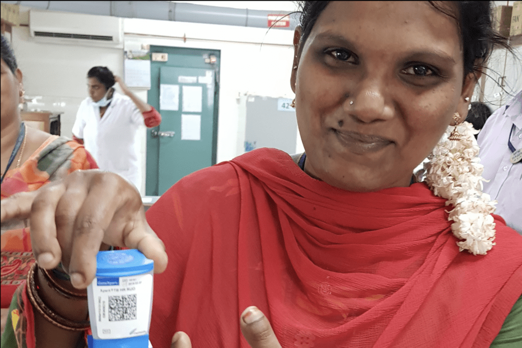 Labormitarbeiterin Deepa vom Christian Medical College (Vellore, Indien) präsentiert die untersuchte Testkartusche. | © Dr. med. Laura Olbrich/Craig Dalgarno